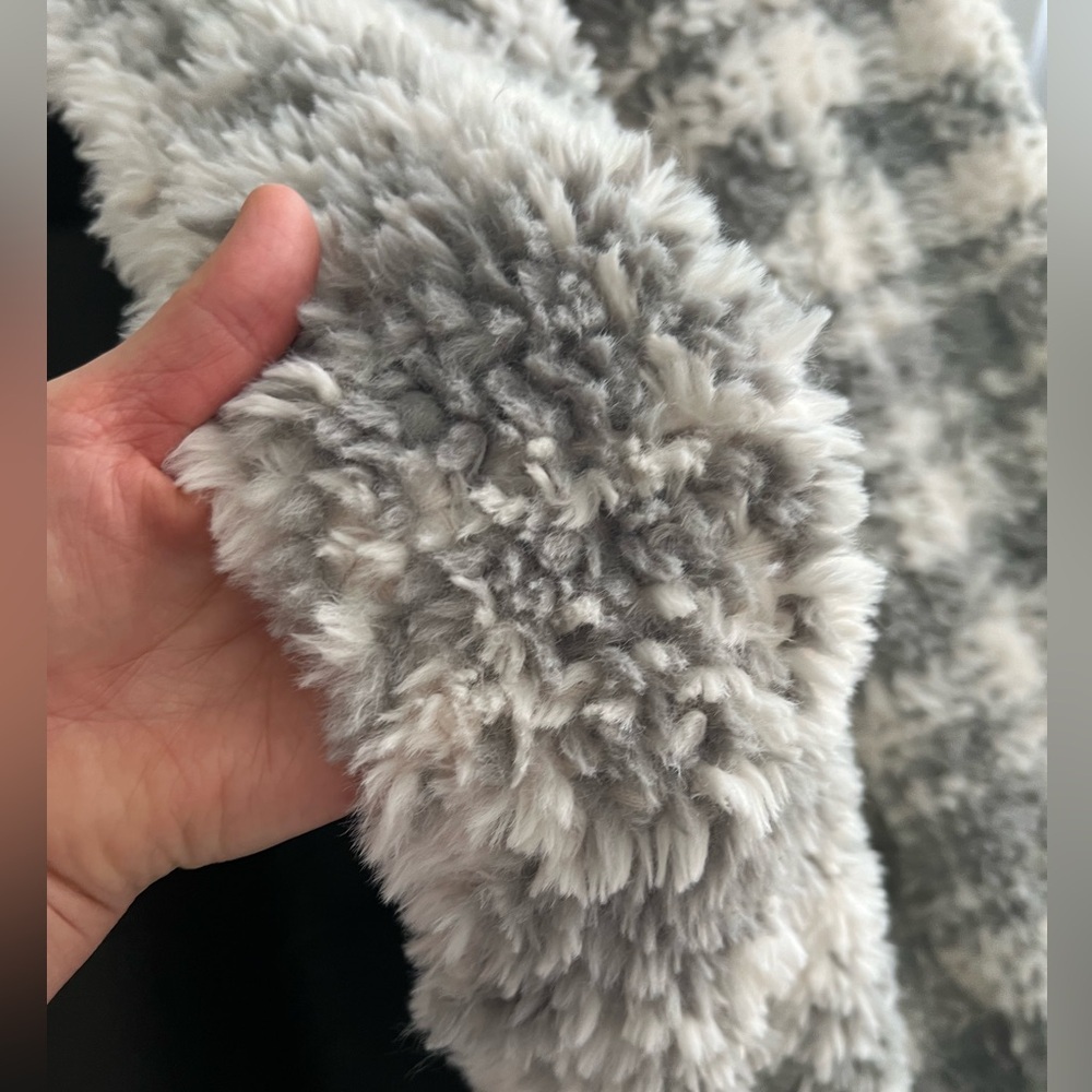 UGG Throw - Picture 16 of 16